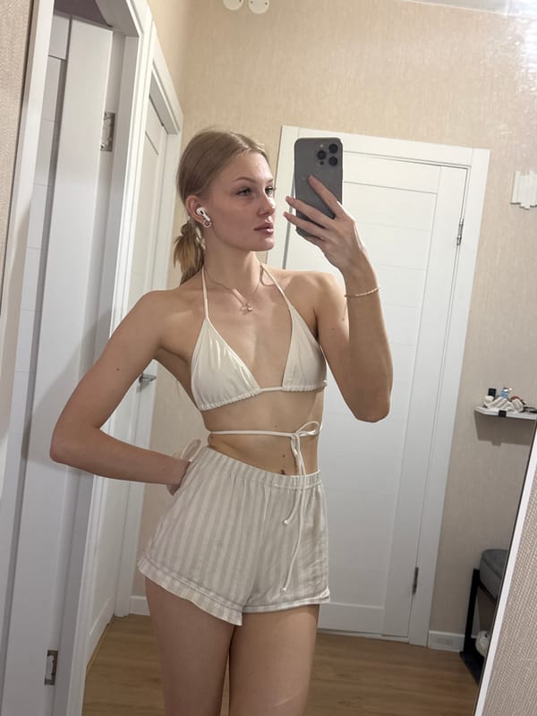 Indoor mirror selfie in Perm, casual summer outfit.
