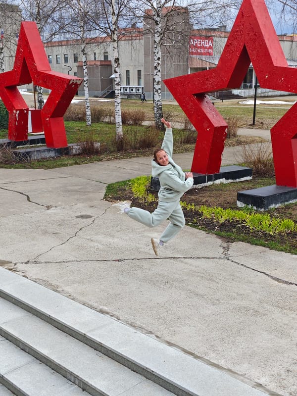 Woman jumps by star sculptures, Samoyed spotted in Markovskii