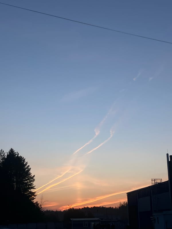 Aircraft contrails spotted over Noviy, Russia afternoon sky