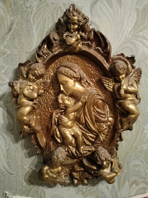 Handcrafted decorative items and folk art pieces in Lykhove