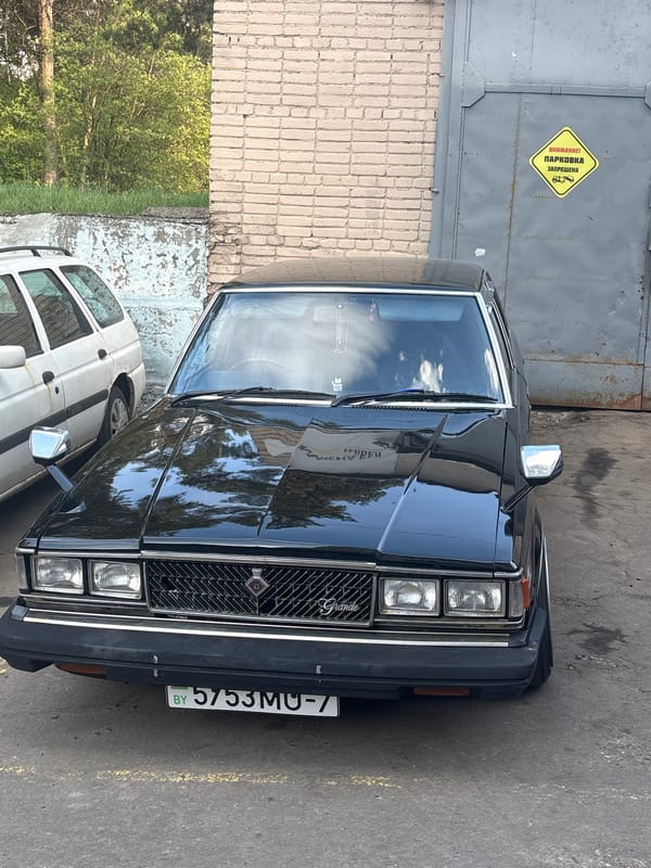 Ordinary street life documented across Minsk during sunny afternoon