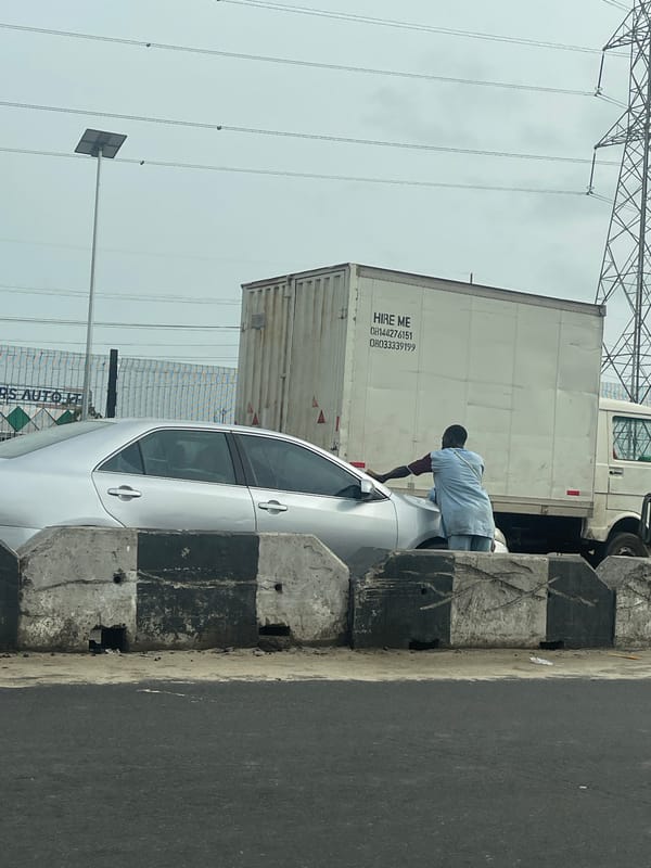 Man in blue tunic photographed on Igboefon street