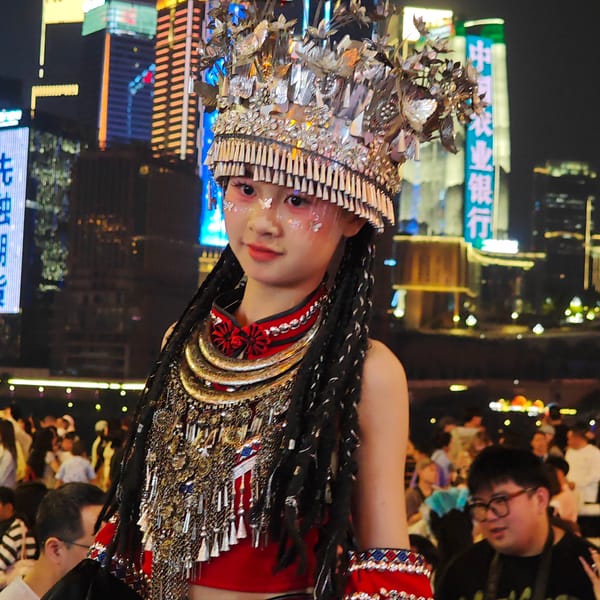 Traditional costume festival draws crowds to Chongqing's Yuzhong District