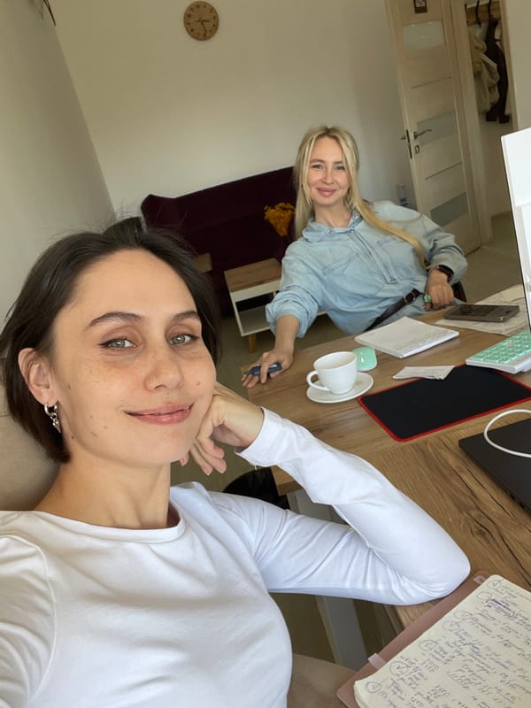 Women share meal and selfie moment in Izhevsk