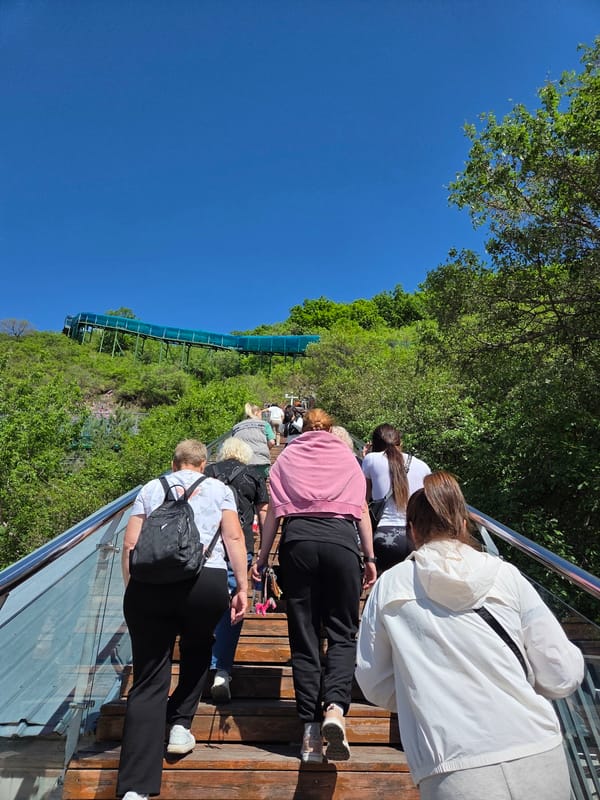 Tourists enjoy sunny afternoon at Jiejinkou recreational area