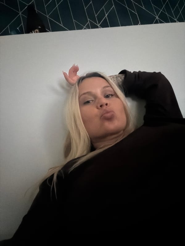 Woman gaming session documented in Sarapul apartment