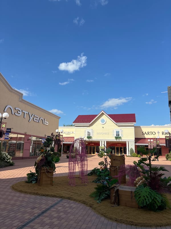 Browsing and lunching at Novaya Riga Outlet, Zakharovo