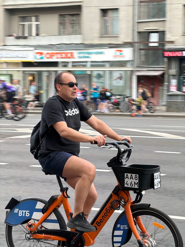Afternoon cycling activity observed across Moscow streets and bike lanes