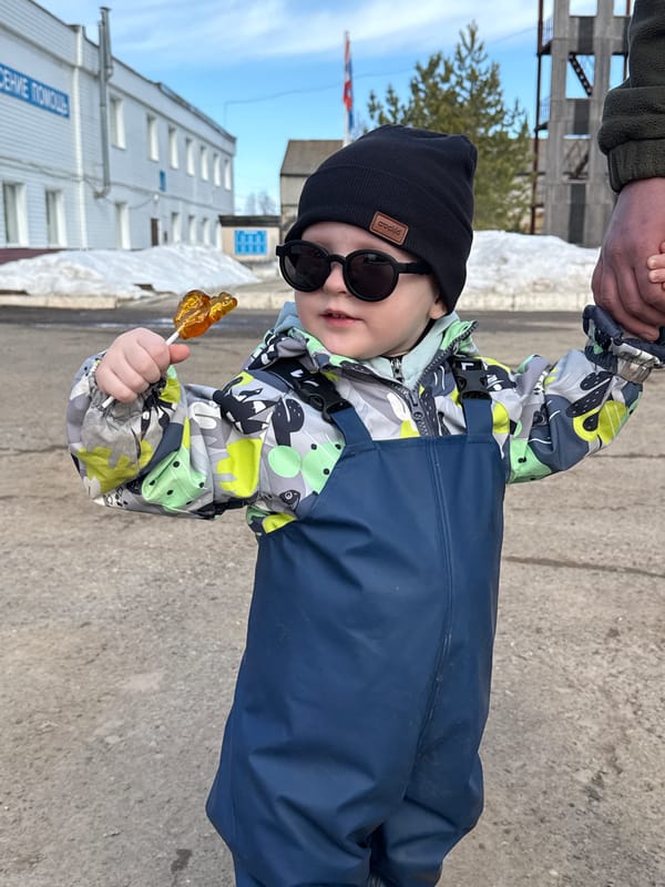 Child in winter gear photographed outdoors in Elovo, Russia
