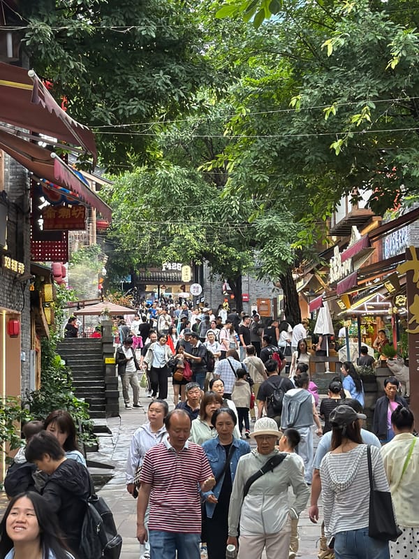 Morning street life documented across Yuzhong District tourist areas