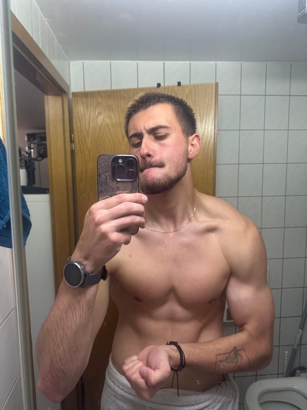 Man takes post-shower mirror selfies in Essen bathroom