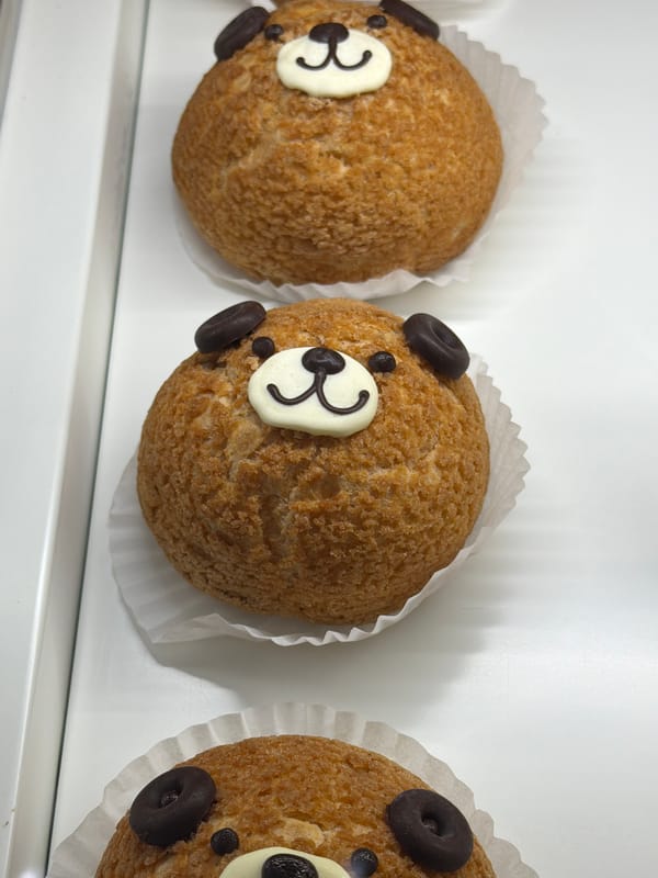 London afternoon scenes: pastries, coffee, Hyde Park activity