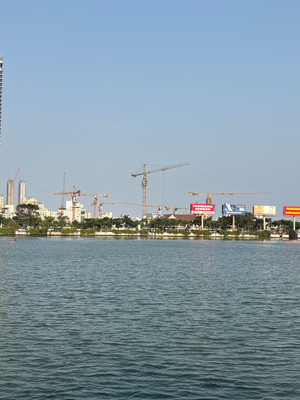 Morning scenes documented across Đà Nẵng waterfront and arcades