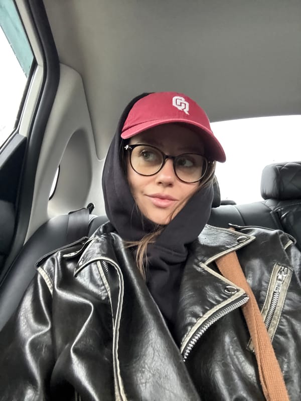Woman in red cap spotted in car, Krasnoyarsk