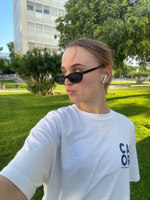 Woman in white shirt observed in Valencia park area