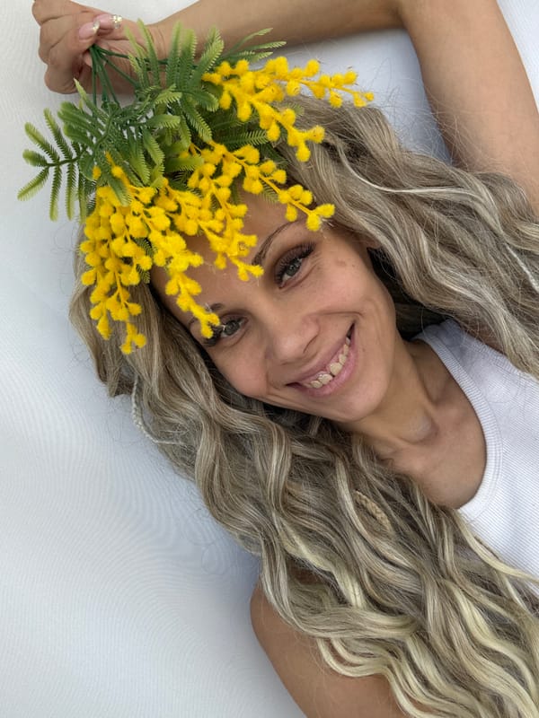 Woman photographed with flowers during morning portrait session in Russia