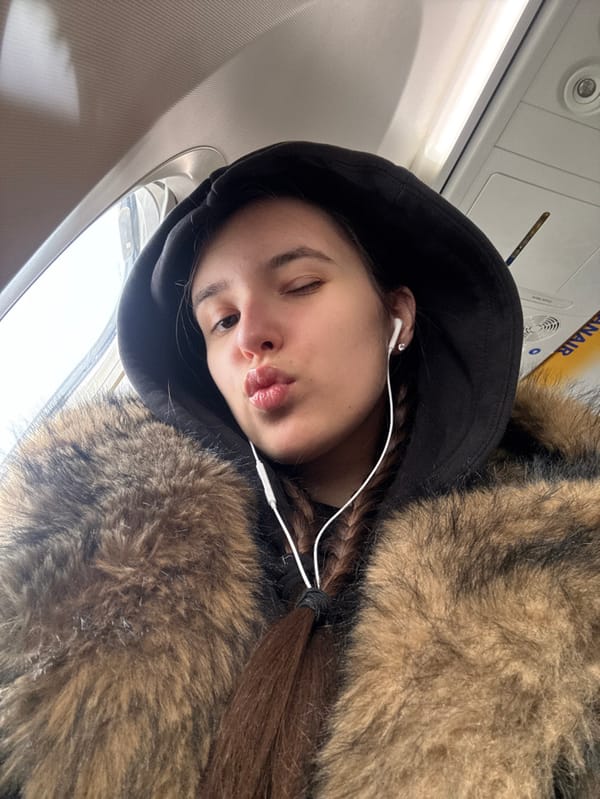 Woman photographed aboard Ryanair flight at Bucharest airport