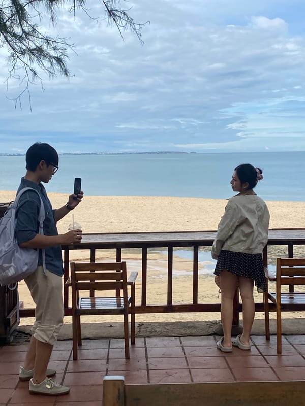 Morning coffee gathering documented at Mũi Né beach cafe