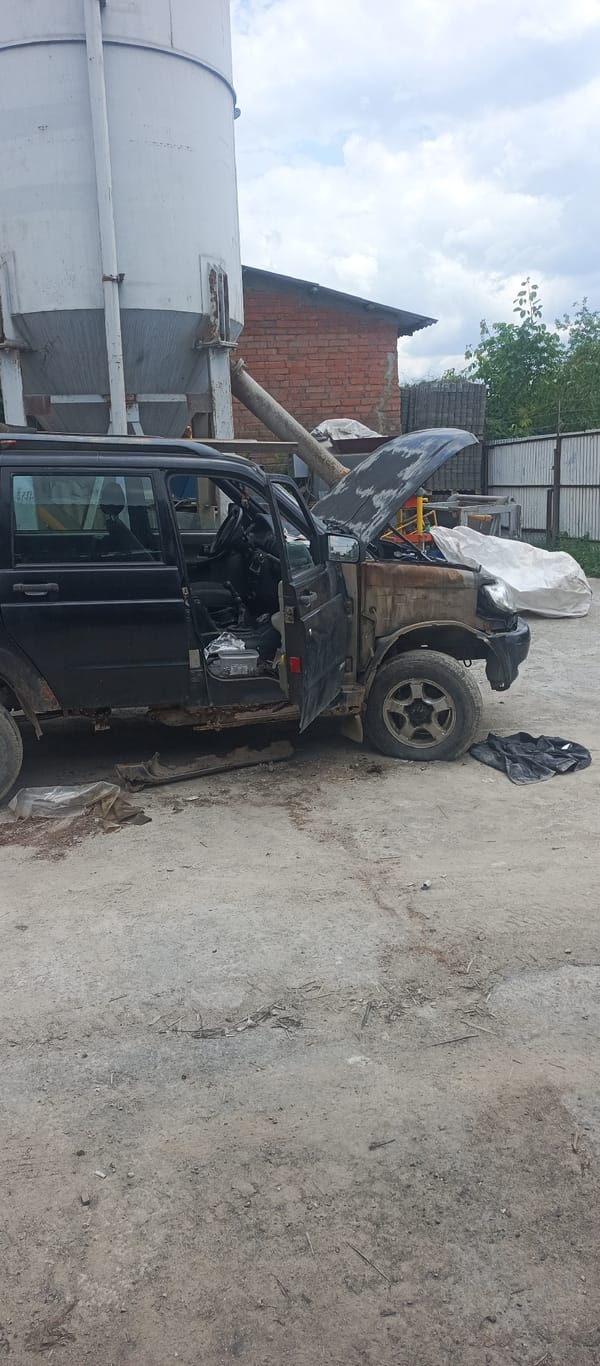 Vehicle repairs and workshop activity on a Krasnodar roadside