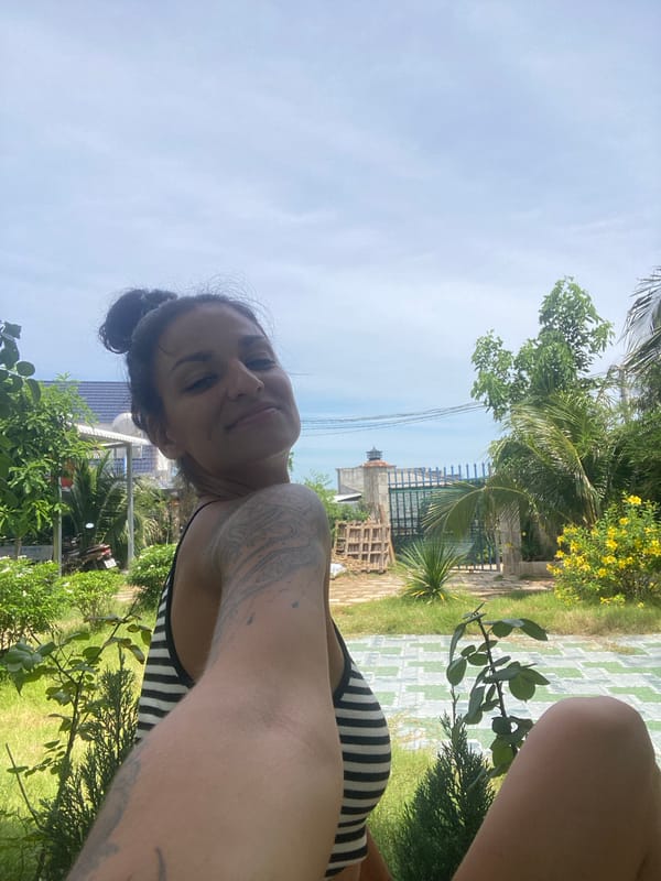 Smoothie bowls and garden selfies at a Mũi Né café