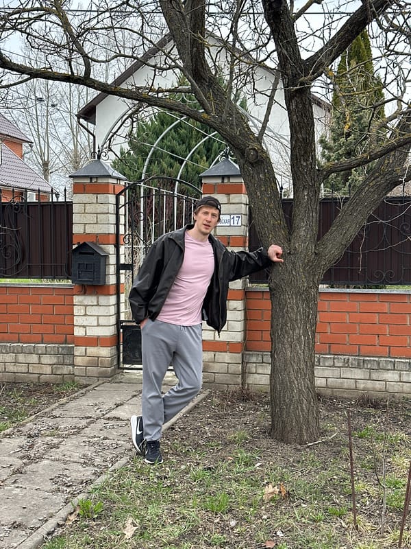 Man in casual attire spotted standing by tree in Kursk