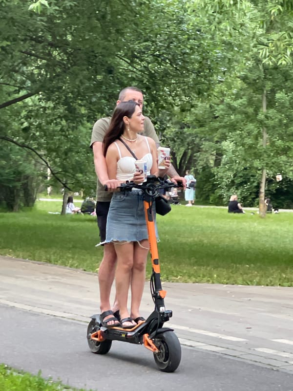 Ordinary afternoon life documented across Moscow neighborhoods