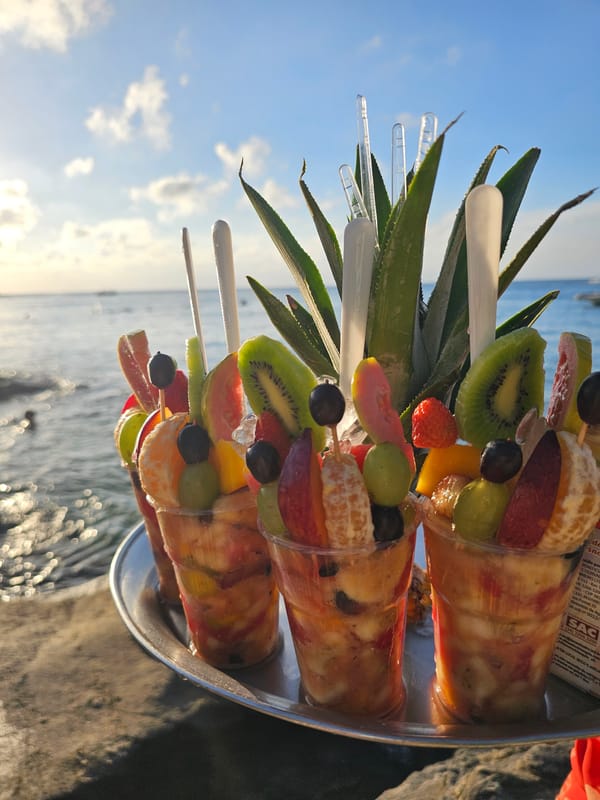 Busy afternoon at Armação dos Búzios beach draws swimmers, sunbathers