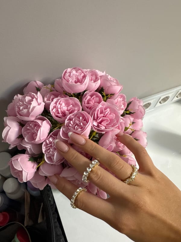 Diamond rings and pink roses arranged in Burgas styling session
