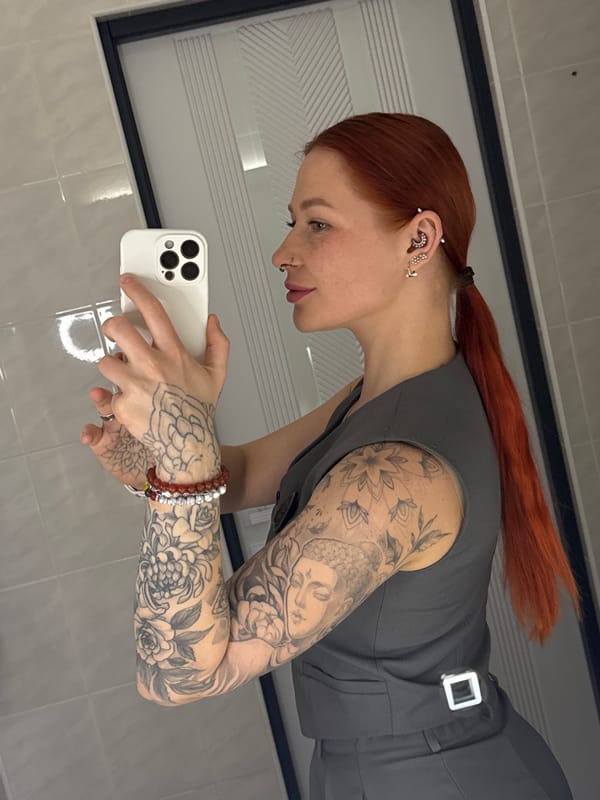 Woman Takes Bathroom Selfie in Ovoshchnoy, Russia