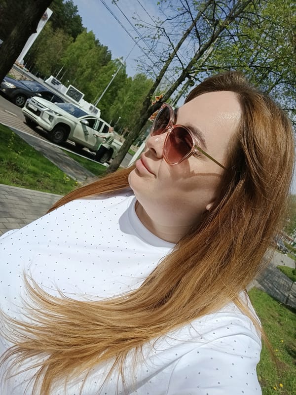 Woman documents spring day with selfies, flowers in Chaikovsky park