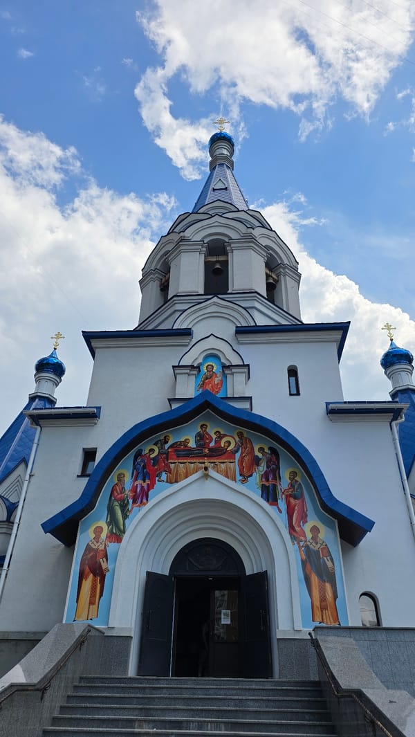Morning walk through central Kyiv captures everyday urban scenes