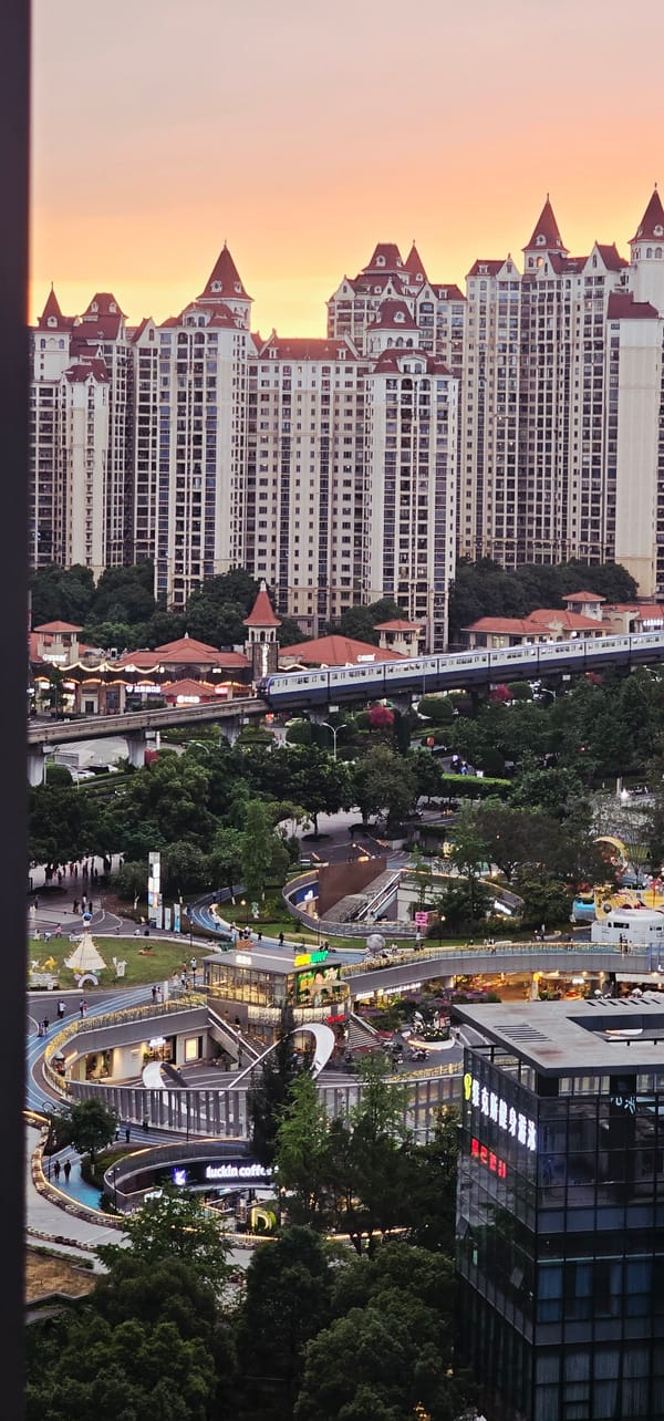 Witness documents Liangjiang cityscape views over 30 minutes