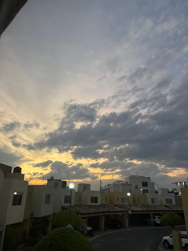 Sky conditions documented over Puebla during evening transition