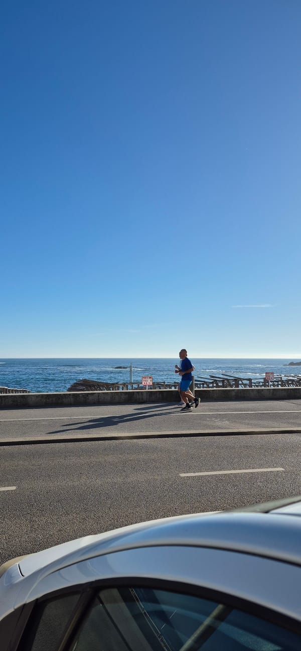 Sunny afternoon along Vila do Conde's beachfront promenade