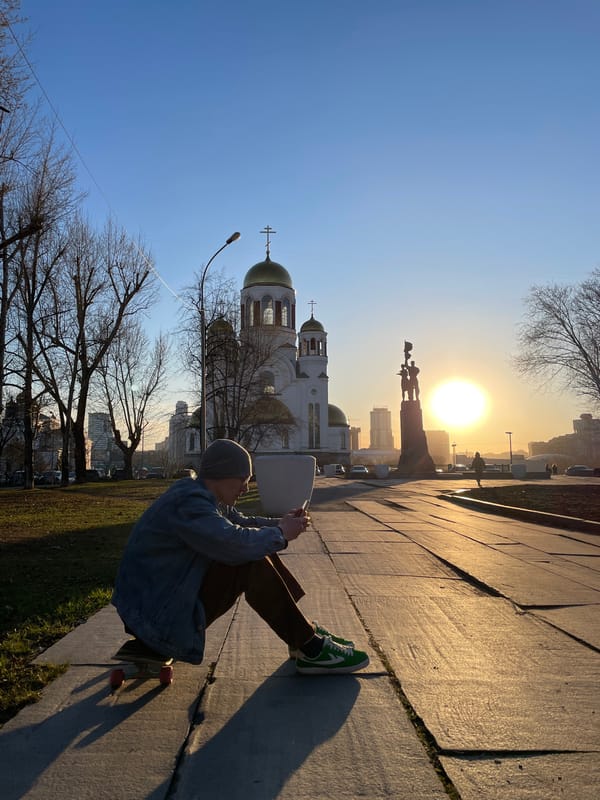 Casual moments documented across Yekaterinburg on April afternoon