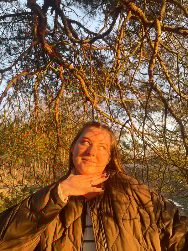 Woman photographed in outdoor portrait in Razdol'e, Russia