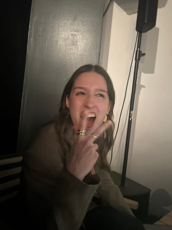 Woman with microphone and water bottle spotted in Mirandela