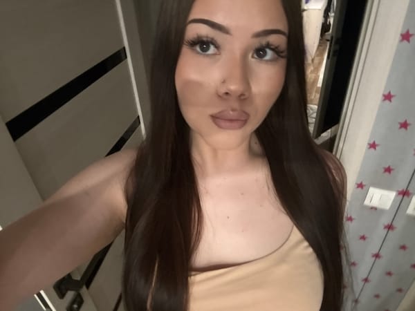 Woman takes series of mirror selfies in Naberezhnye Chelny bedroom