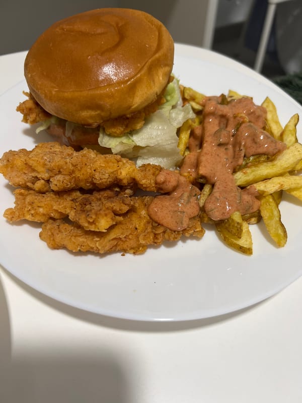 Fried chicken meal documented by witnesses in Mogán, Spain