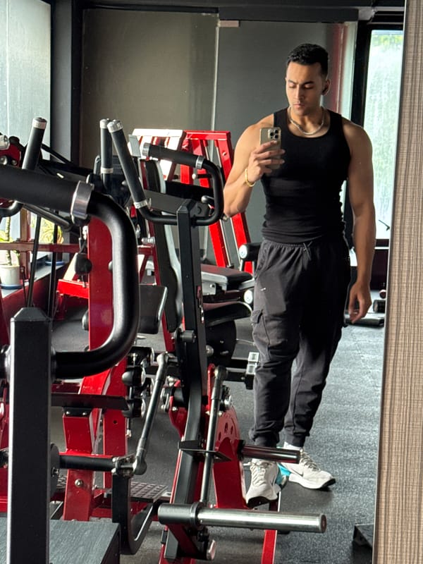 Man takes gym selfie in Kolkata mirror