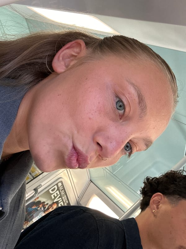 Two passengers spotted together on public transport in Bry-sur-Marne