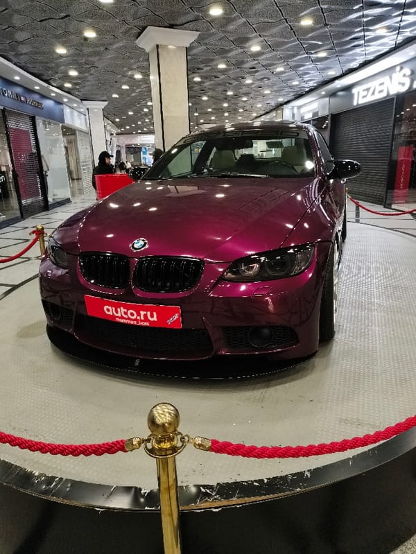 Winter evening scenes documented across Yekaterinburg shopping and streets