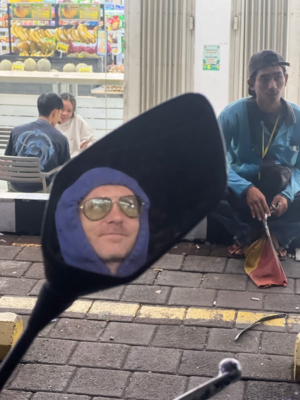 Motorcyclist captures mirror selfie at Denpasar fruit stand
