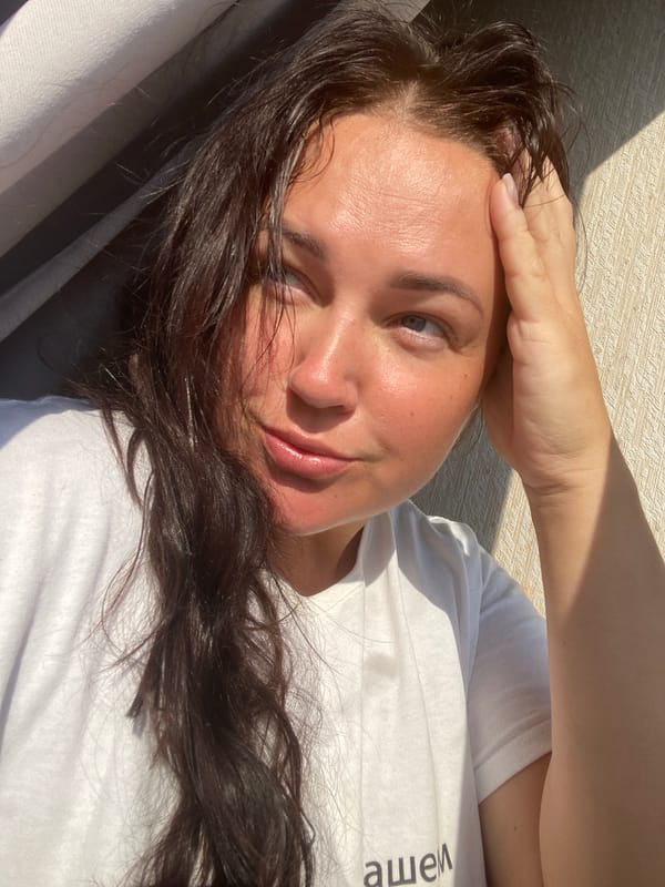 Lazy morning portraits in Sochi, red surface and soft sunlight
