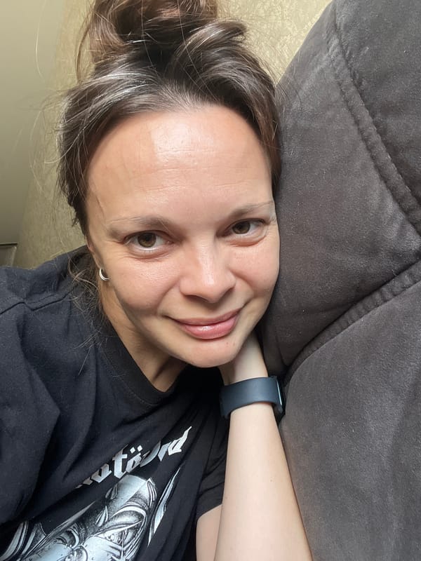 Couch day in Tolyatti with two cats and selfies