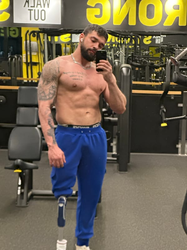 Man takes gym selfies in Sofia fitness center