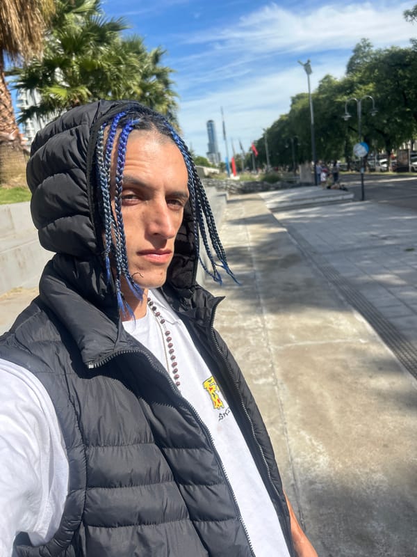 Man with blue hair extensions spotted in Buenos Aires