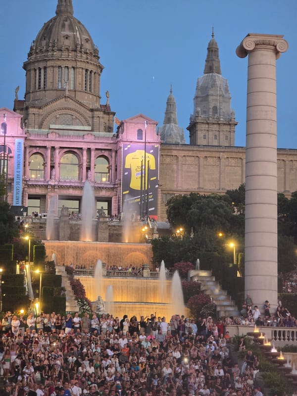 Magic Fountain evening show draws crowds at Montjuïc
