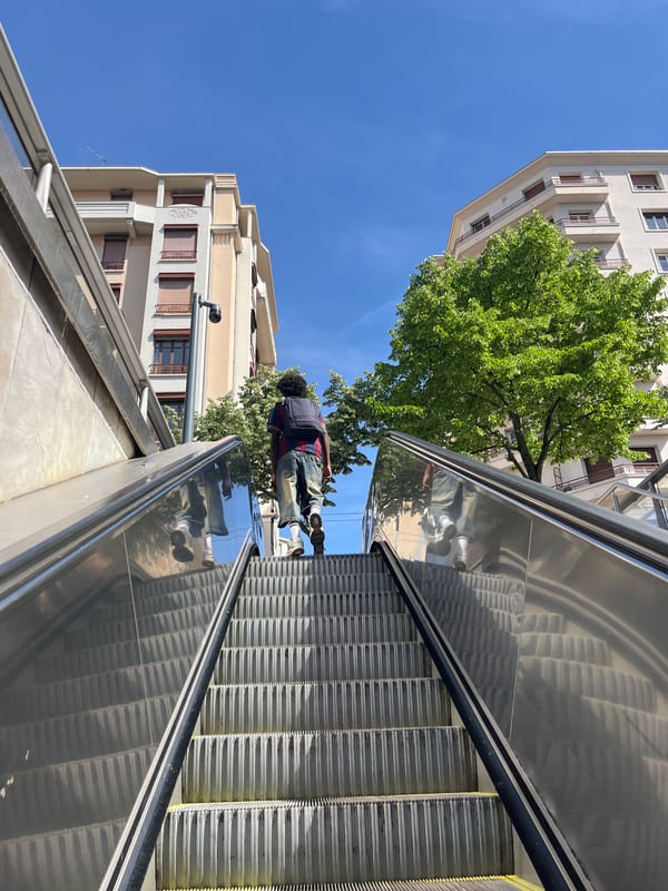 Witness captures sunny afternoon street scenes in Lyon