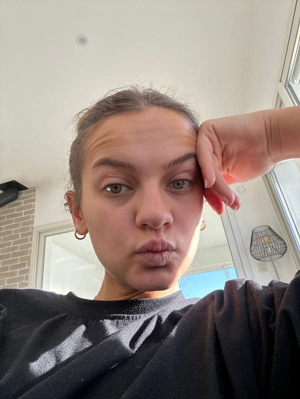 Hour-long selfie session captured in Veauchette home